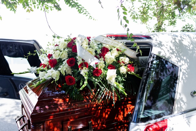 Jakie znaczenie mają kolory kwiatów w wieńcu pogrzebowym?