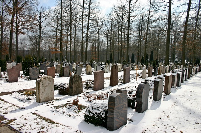 Jak zadbać o grób podczas zimowej pory?