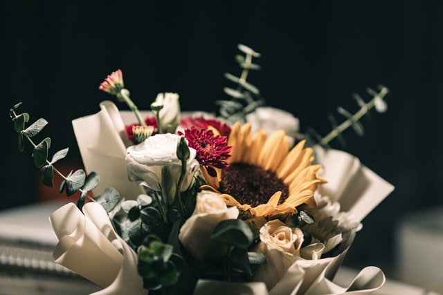 Kwiaty i ich znaczenie w wieńcach pogrzebowych 